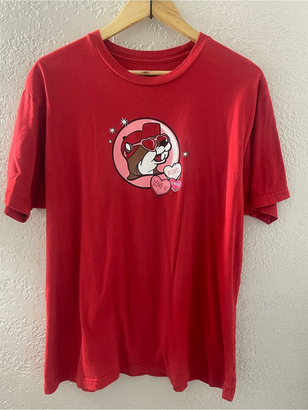 Buc-ee Red Valentines Graphic Crewneck T-Shirt with Heart Design XL